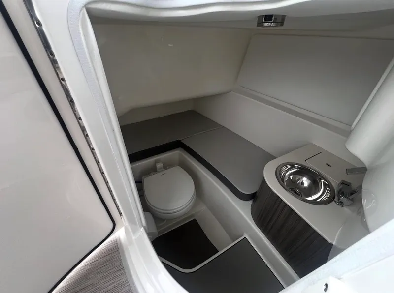 Slide: The Image of Sea Ray 270 SDX-OB 2025 - 9