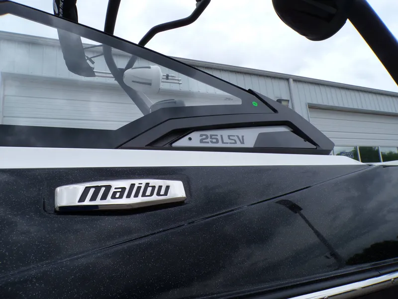 Slide: The Image of Malibu Wakesetter 25LSV 2025 - 10