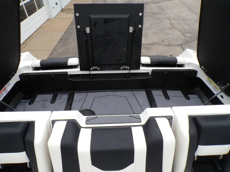 Slide: The Image of Malibu Wakesetter 25LSV 2025 - 14