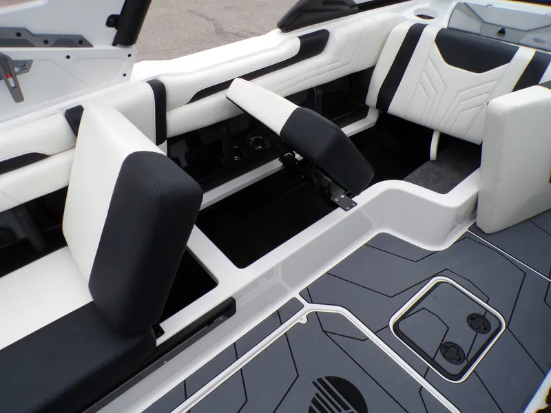 Slide: The Image of Malibu Wakesetter 25LSV 2025 - 15