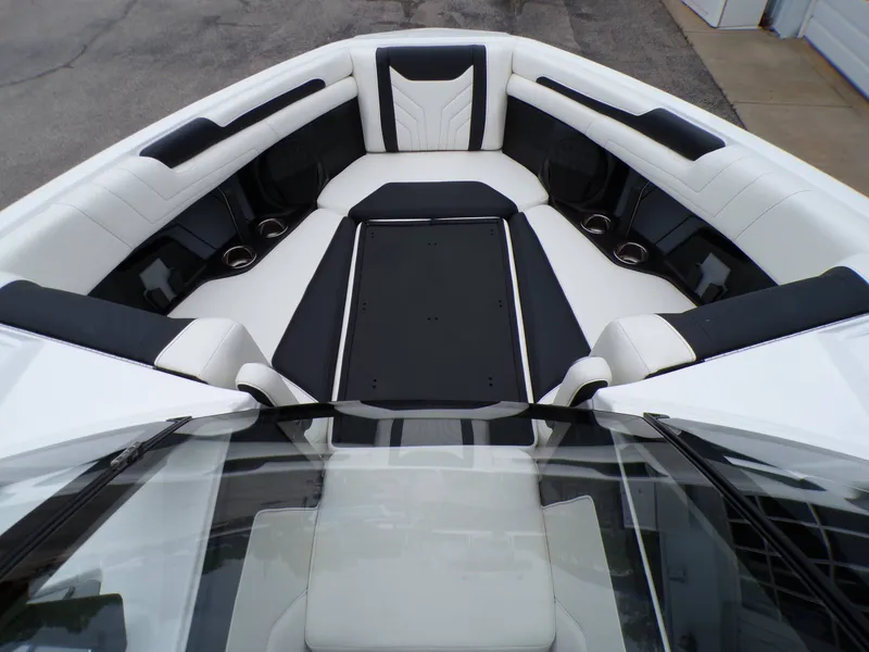 Slide: The Image of Malibu Wakesetter 25LSV 2025 - 17