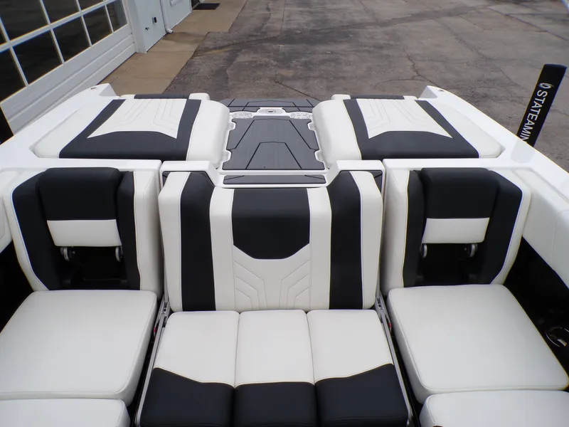 Slide: The Image of Malibu Wakesetter 25LSV 2025 - 9