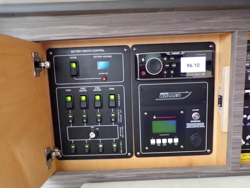 Slide: The Image of Boston Whaler 420 2018 - 59