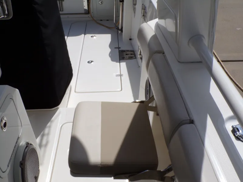 Slide: The Image of Boston Whaler 420 OUTRAGE 2018 - 23