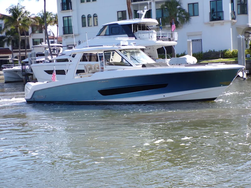 Slide: The Image of Boston Whaler 420 OUTRAGE 2018 - 4