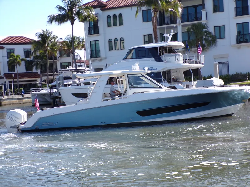 Slide: The Image of Boston Whaler 420 OUTRAGE 2018 - 11