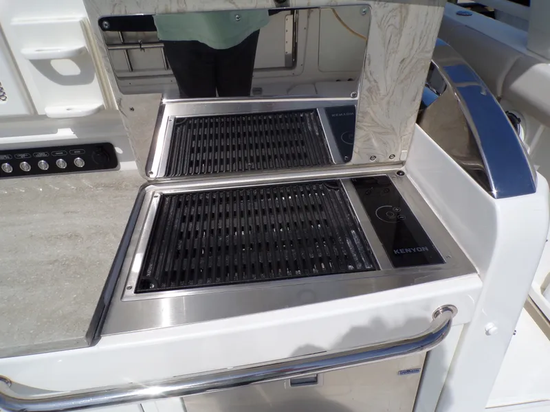 Slide: The Image of Boston Whaler 420 OUTRAGE 2018 - 47