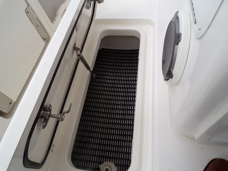 Slide: The Image of Boston Whaler 420 OUTRAGE 2018 - 54