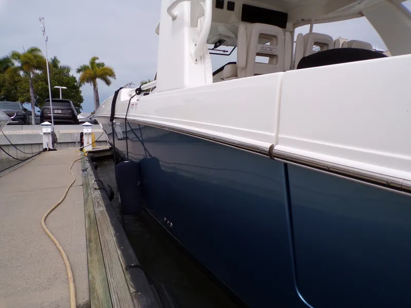 Slide: The Image of Boston Whaler 420 OUTRAGE 2018 - 17
