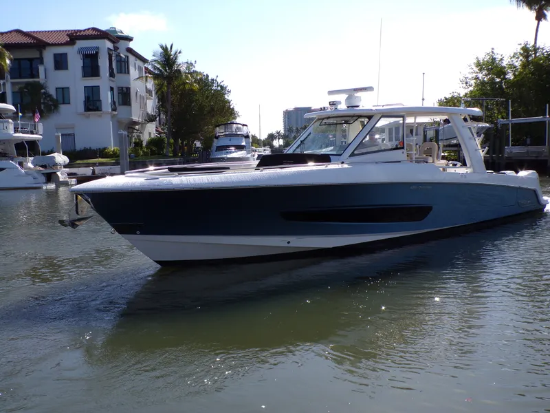 Slide: The Image of Boston Whaler 420 OUTRAGE 2018 - 12