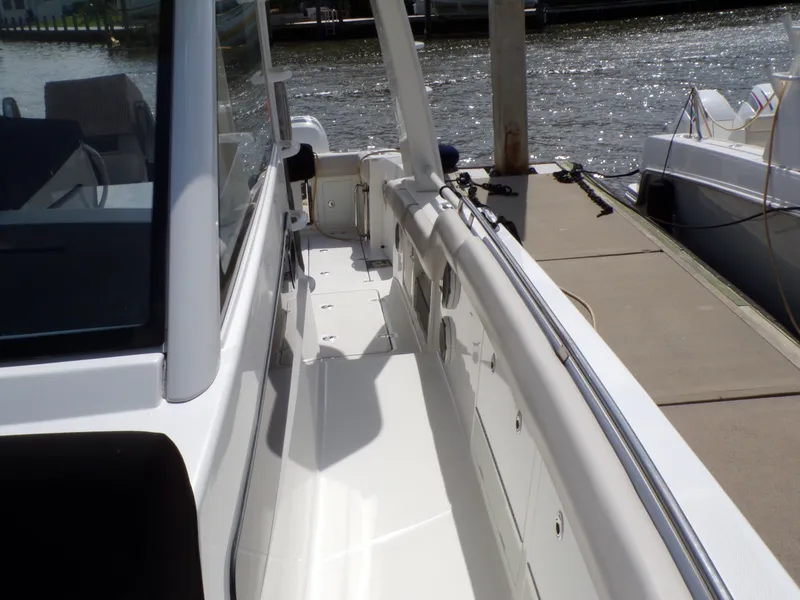 Slide: The Image of Boston Whaler 420 OUTRAGE 2018 - 22