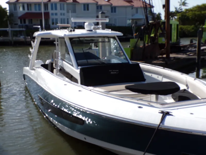 Slide: The Image of Boston Whaler 420 OUTRAGE 2018 - 102