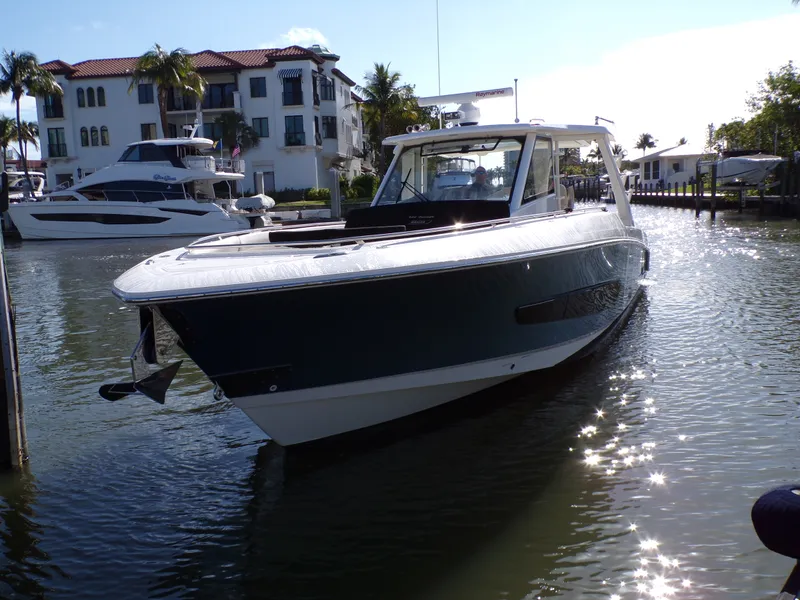 Slide: The Image of Boston Whaler 420 OUTRAGE 2018 - 101