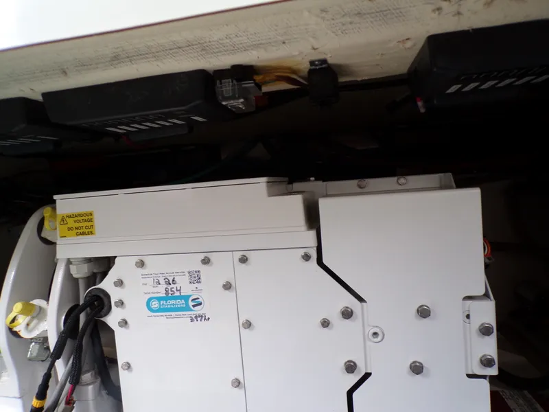 Slide: The Image of Boston Whaler 420 OUTRAGE 2018 - 86