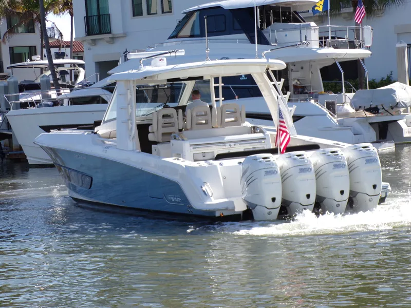Slide: The Image of Boston Whaler 420 OUTRAGE 2018 - 5
