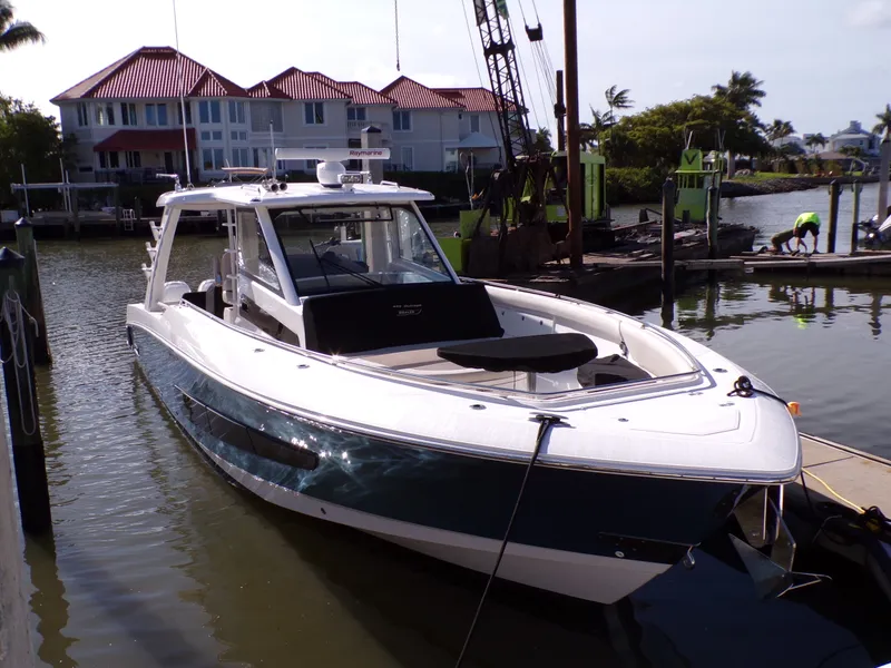 Slide: The Image of Boston Whaler 420 OUTRAGE 2018 - 14