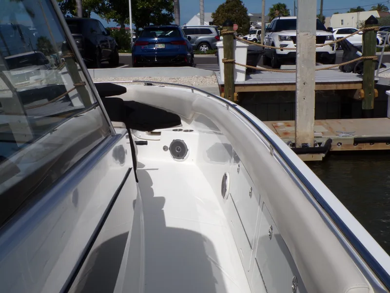 Slide: The Image of Boston Whaler 420 OUTRAGE 2018 - 21