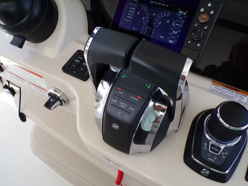 Slide: The Image of Boston Whaler 420 OUTRAGE 2018 - 35