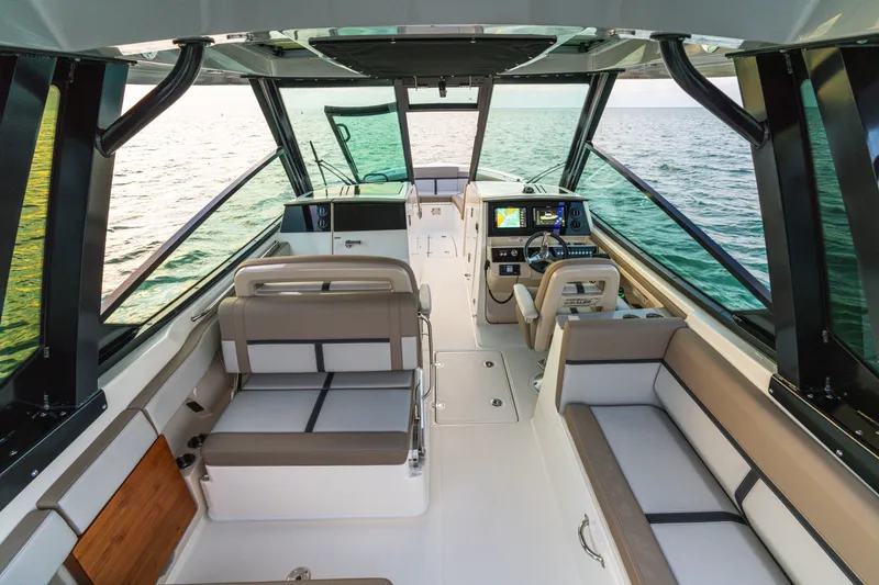 Slide: The Image of Boston Whaler 330 Vantage 2025 - 25