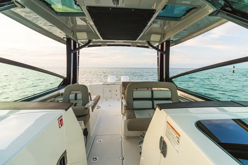 Slide: The Image of Boston Whaler 330 Vantage 2025 - 30