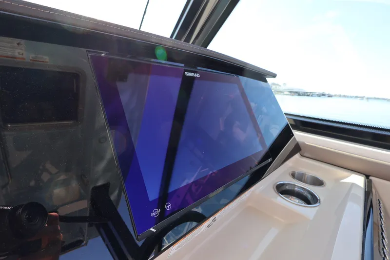 Slide: The Image of Boston Whaler 330 Vantage 2025 - 35