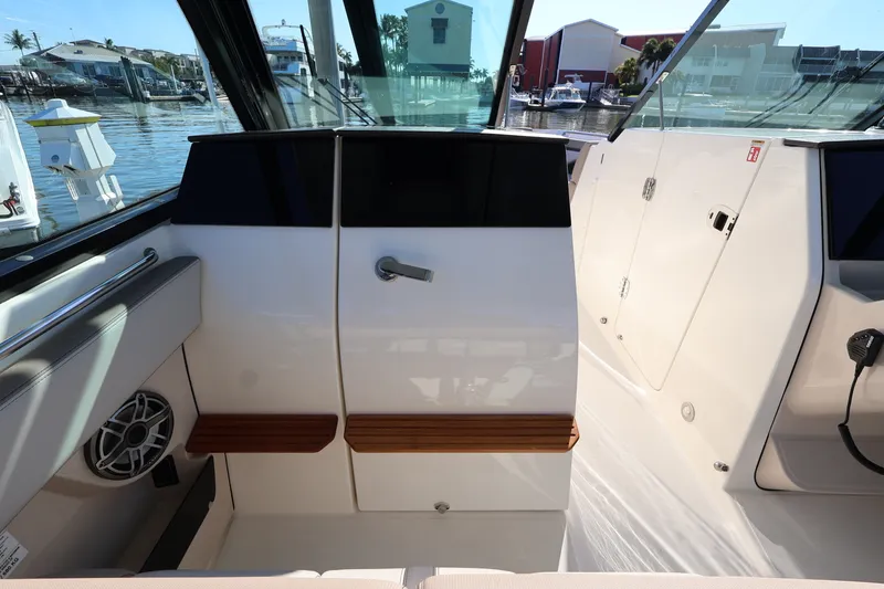 Slide: The Image of Boston Whaler 330 Vantage 2025 - 36