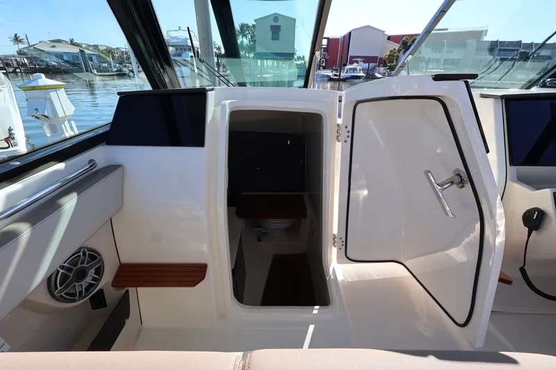 Slide: The Image of Boston Whaler 330 Vantage 2025 - 37