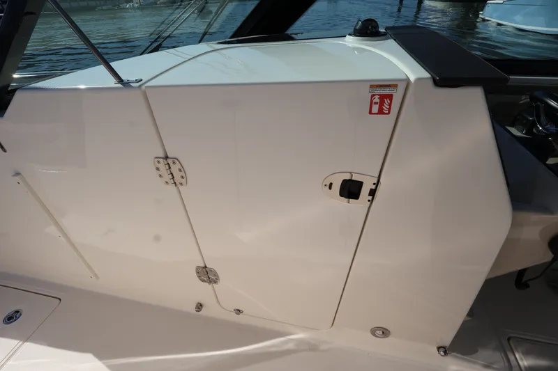 Slide: The Image of Boston Whaler 330 Vantage 2025 - 39