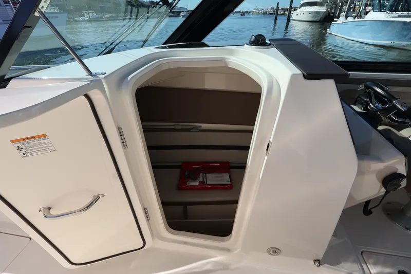 Slide: The Image of Boston Whaler 330 Vantage 2025 - 40