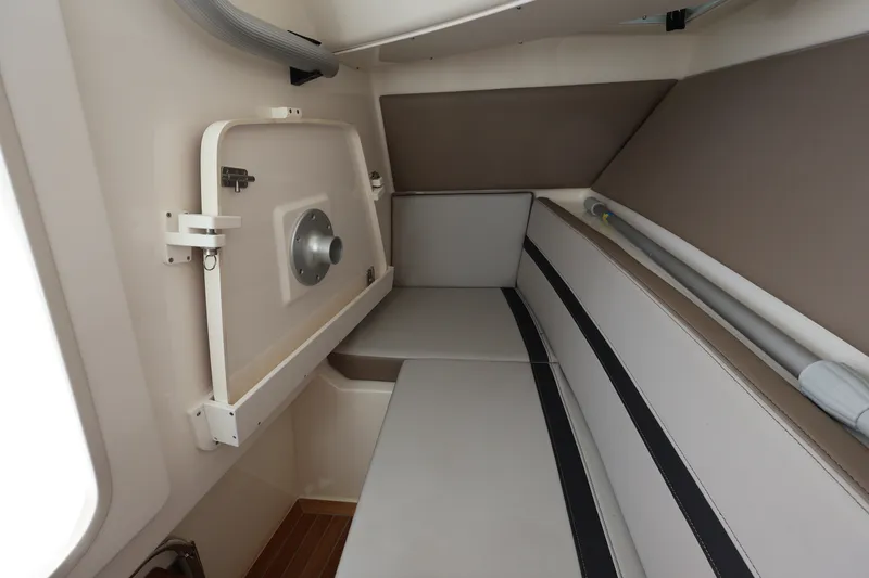 Slide: The Image of Boston Whaler 330 Vantage 2025 - 41