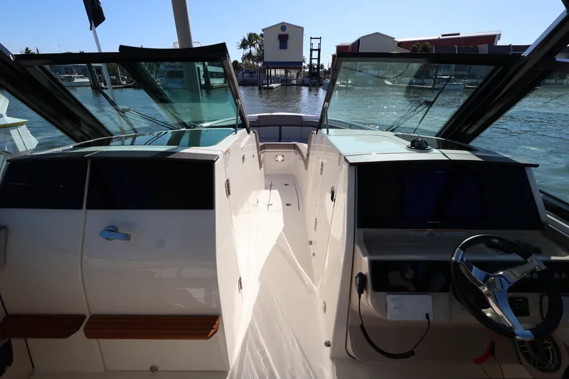 Slide: The Image of Boston Whaler 330 Vantage 2025 - 43