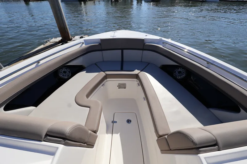 Slide: The Image of Boston Whaler 330 Vantage 2025 - 44