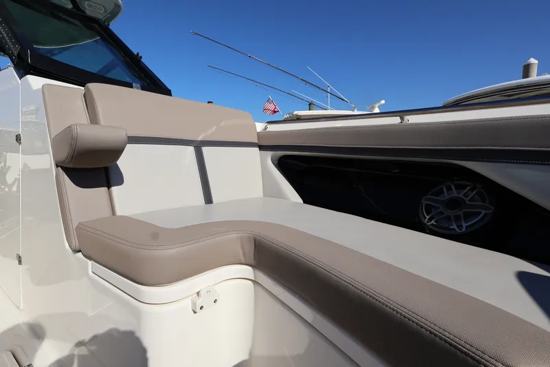 Slide: The Image of Boston Whaler 330 Vantage 2025 - 45