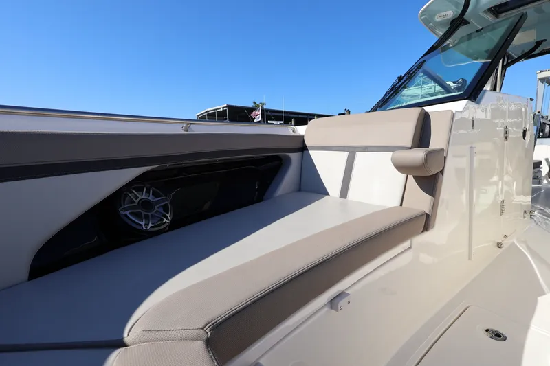 Slide: The Image of Boston Whaler 330 Vantage 2025 - 46
