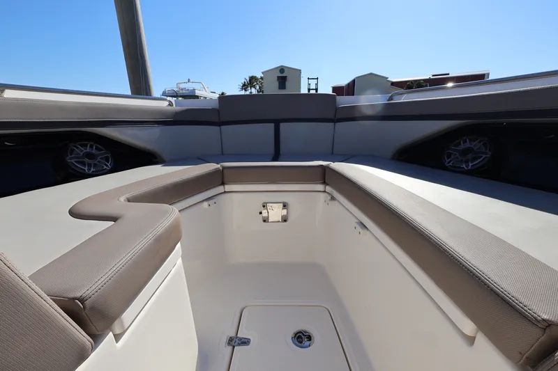 Slide: The Image of Boston Whaler 330 Vantage 2025 - 47