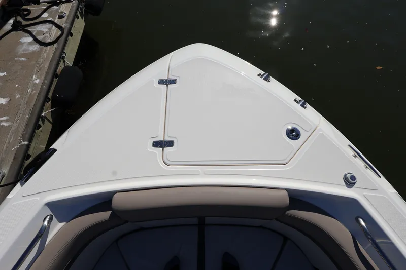 Slide: The Image of Boston Whaler 330 Vantage 2025 - 48