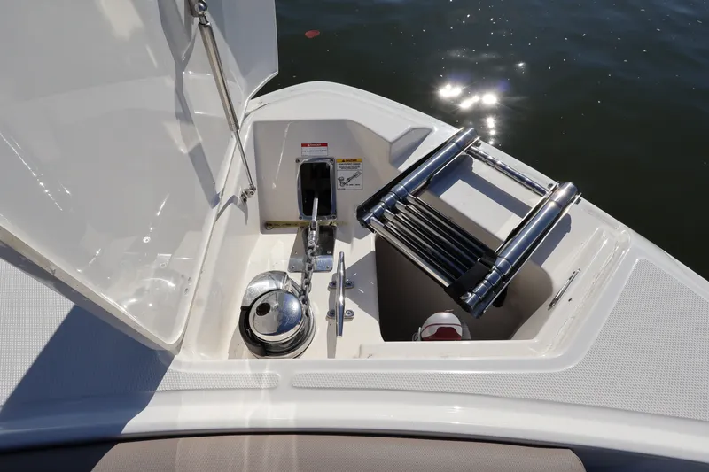 Slide: The Image of Boston Whaler 330 Vantage 2025 - 49