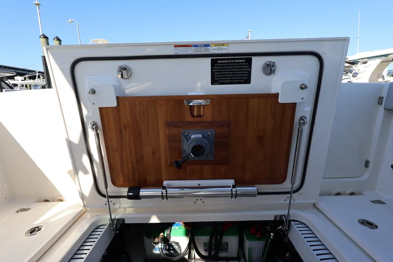 Slide: The Image of Boston Whaler 330 Vantage 2025 - 51