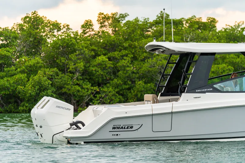 Slide: The Image of Boston Whaler 330 Vantage 2025 - 7