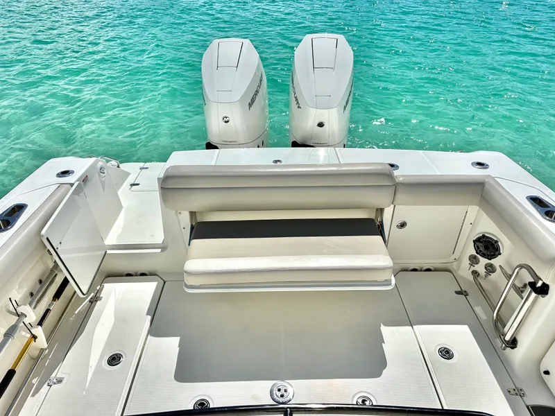 Slide: The Image of Boston Whaler 330 OUTRAGE 2024 - 10