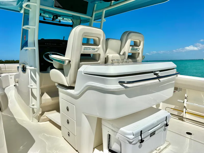 Slide: The Image of Boston Whaler 330 OUTRAGE 2024 - 13