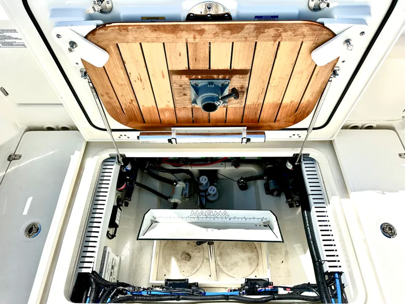 Slide: The Image of Boston Whaler 330 OUTRAGE 2024 - 14