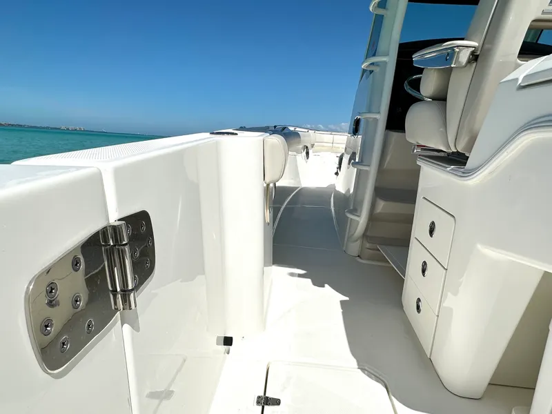 Slide: The Image of Boston Whaler 330 OUTRAGE 2024 - 15