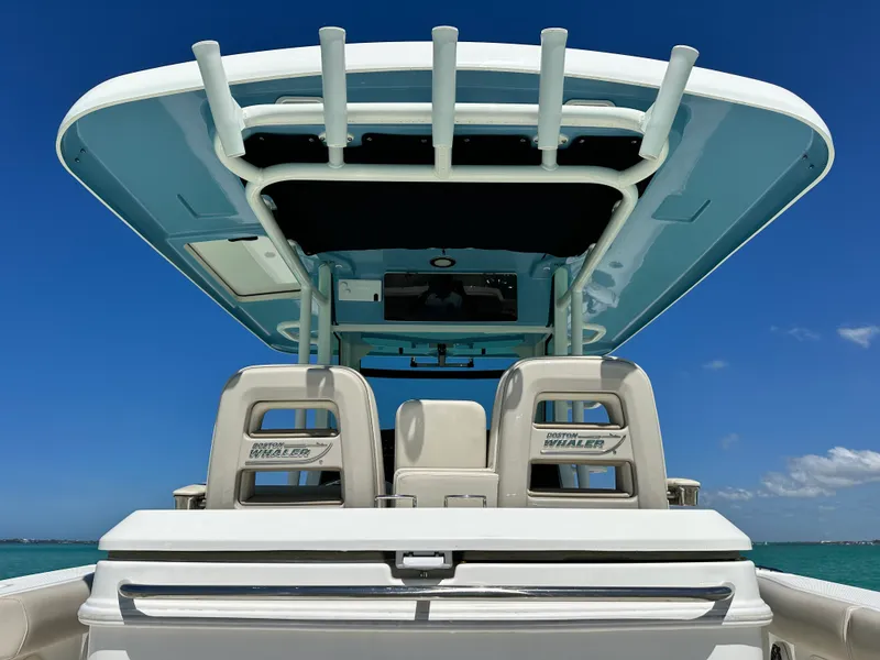 Slide: The Image of Boston Whaler 330 OUTRAGE 2024 - 16