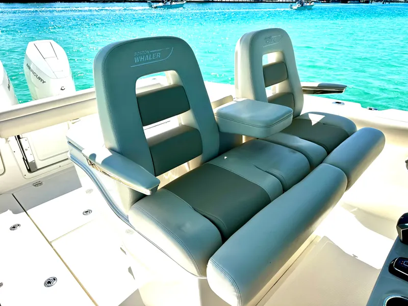 Slide: The Image of Boston Whaler 330 OUTRAGE 2024 - 17
