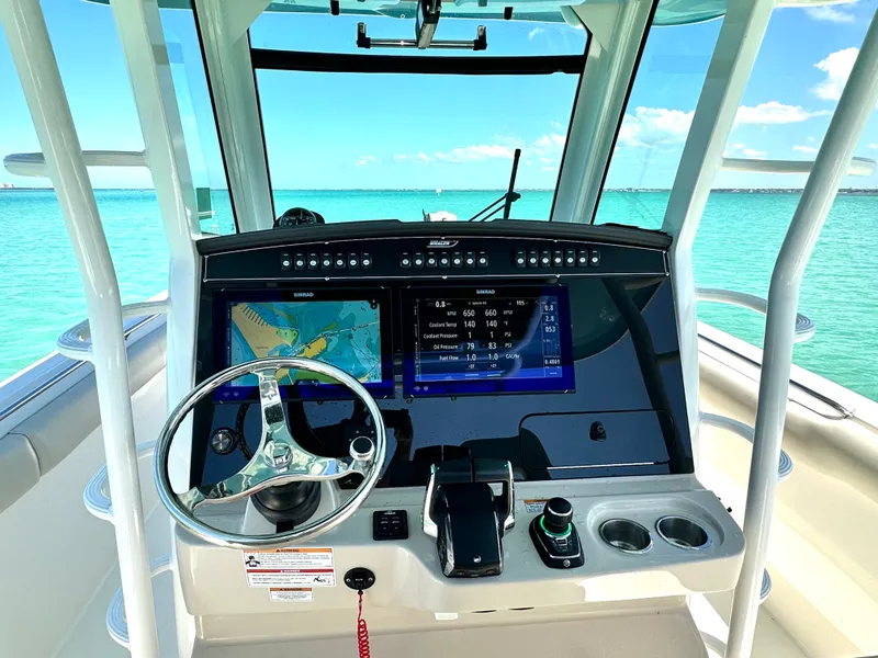 Slide: The Image of Boston Whaler 330 OUTRAGE 2024 - 18