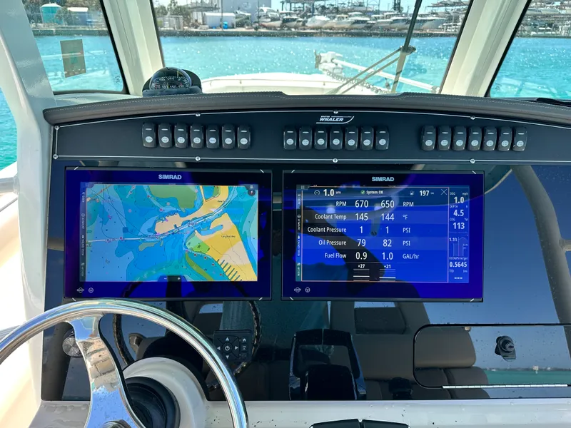 Slide: The Image of Boston Whaler 330 OUTRAGE 2024 - 19