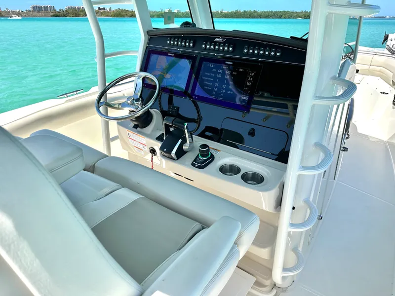 Slide: The Image of Boston Whaler 330 OUTRAGE 2024 - 20