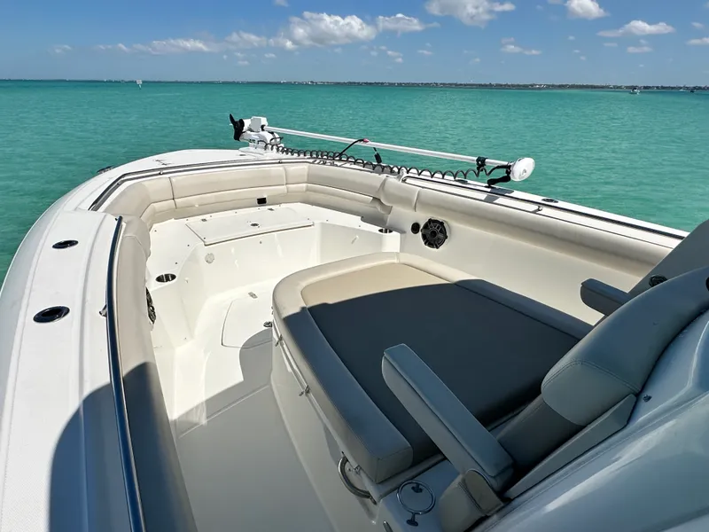 Slide: The Image of Boston Whaler 330 OUTRAGE 2024 - 22