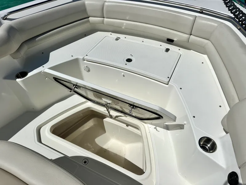 Slide: The Image of Boston Whaler 330 OUTRAGE 2024 - 24